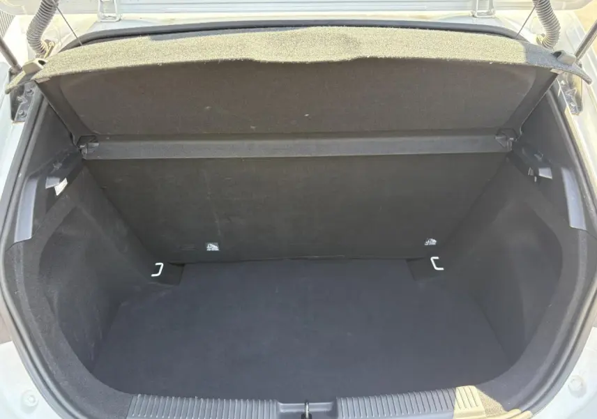 Coffre ouvert de MG3 1.5 Hybrid+ blanc Dover, vue de l'arrière montrant l'espace de rangement vide.