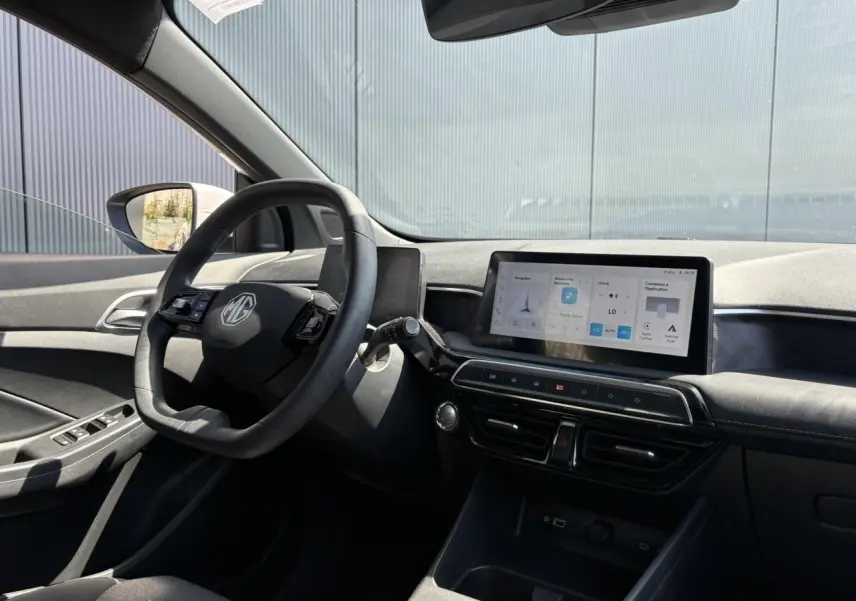 Vue intérieure côté conducteur du MG3 2025, avec tableau de bord noir et écran tactile central lumineux.
