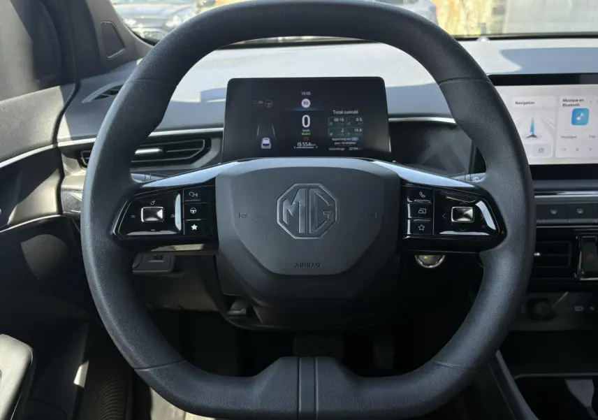 Vue frontale du volant noir du MG3 1.5 Hybrid+ 195 Comfort avec tableau de bord numérique et écran tactile.