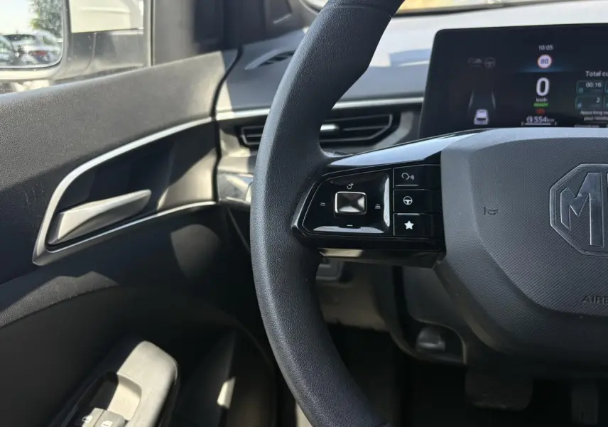 Vue intérieure côté gauche du volant noir de la MG3 1.5 Hybrid+ 195 Comfort avec tableau de bord numérique.
