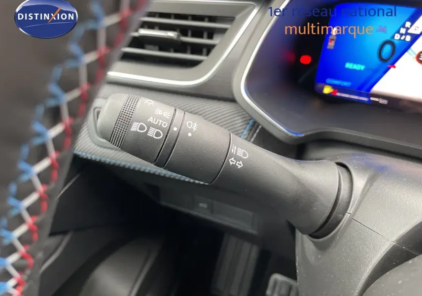 Gros plan sur la commande des feux et clignotants à gauche du volant dans l’habitacle gris du Renault Symbioz 2026.