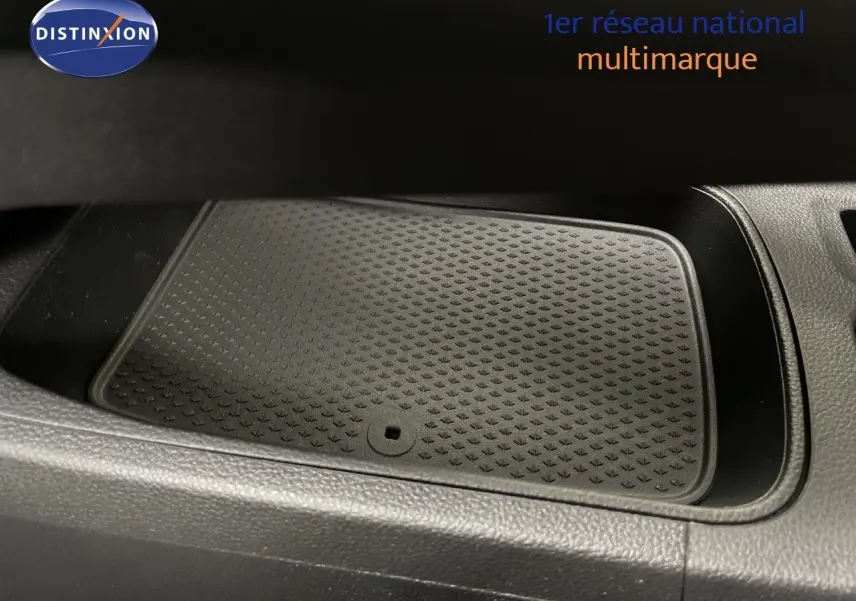 Détail du compartiment de rangement intérieur avec tapis antidérapant noir dans une Renault Symbioz gris rafale métal.