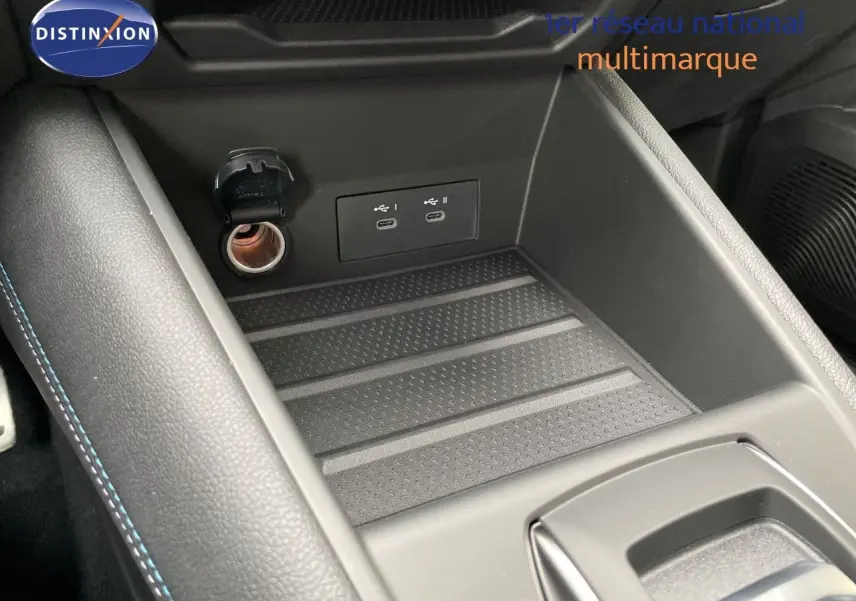 Gros plan sur la console centrale intérieure du Renault Symbioz 2026, montrant prises USB et prise 12V, finition noire.
