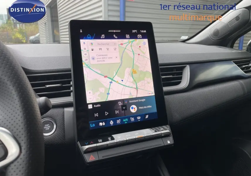 Vue intérieure centrée sur l’écran tactile vertical du tableau de bord du Renault Symbioz gris Rafale 2026.