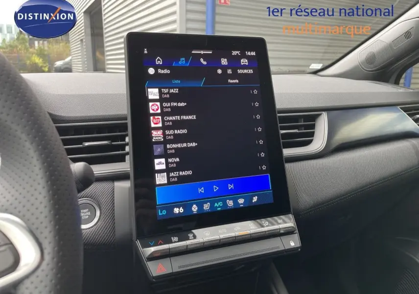 Vue intérieure centrée sur l’écran tactile vertical du tableau de bord de la Renault Symbioz gris Rafale Metal.