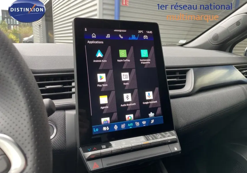 Vue intérieure centrée sur l’écran tactile vertical du tableau de bord du Renault Symbioz gris Rafale Métal.