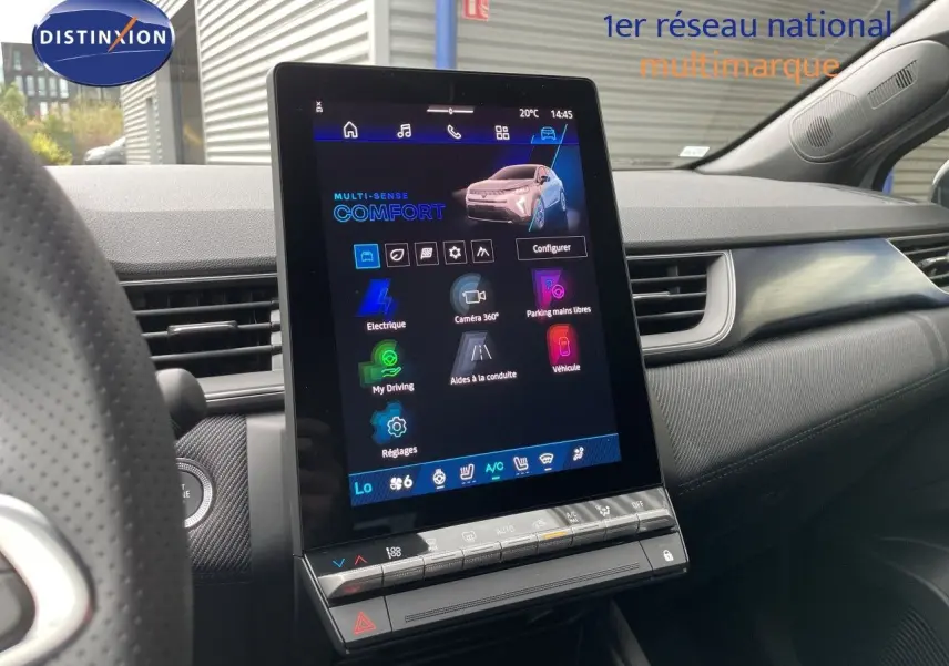 Vue intérieure centrée sur l'écran tactile vertical du tableau de bord du Renault Symbioz gris Rafale Metal, avec volant partiel visible.