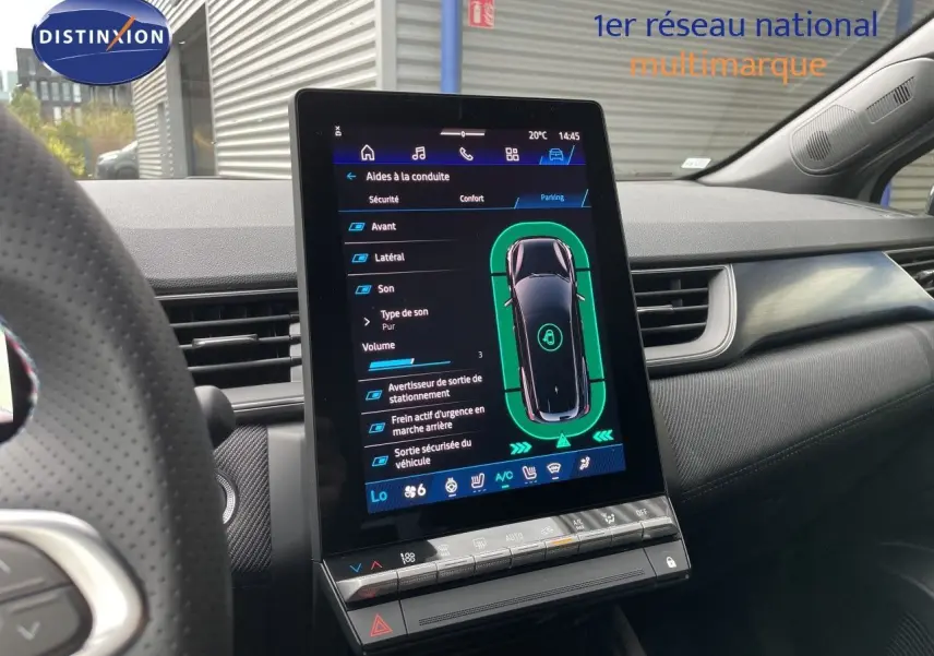 Vue intérieure centrée sur l’écran tactile vertical du tableau de bord du Renault Symbioz gris Rafale Metal.