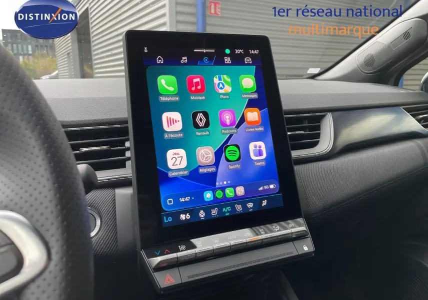 Vue intérieure du tableau de bord du Renault Symbioz 2026 avec écran tactile vertical et finitions noires.