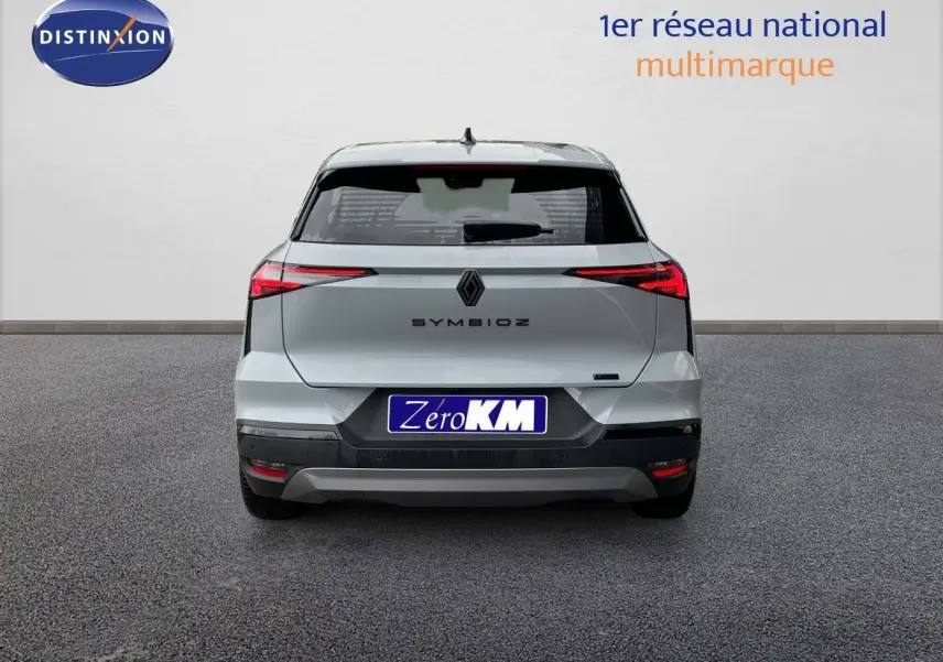 Vue arrière d'une Renault Symbioz gris rafale métal 2026 avec feux LED fins et plaque Zero KM.