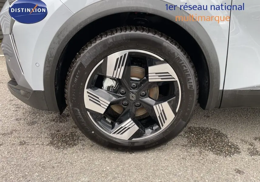 Gros plan sur la roue avant droite du Renault Symbioz gris Rafale Métal, avec jante noire et argentée au design moderne.