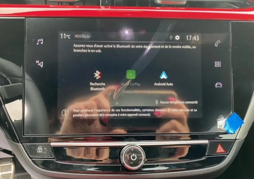 Écran tactile central 7 pouces de l’Opel Corsa GS Line 2022 affichant les options Bluetooth, Apple CarPlay et Android Auto.