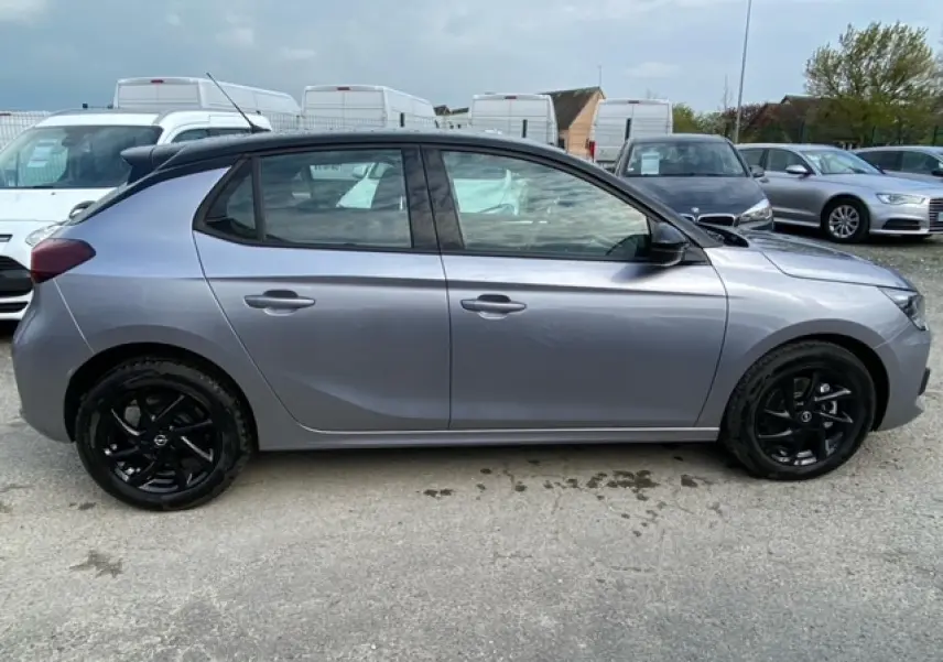 Profil côté gauche d'une Opel Corsa 2022 gris magnetic avec toit noir et jantes alliage noires brillantes.