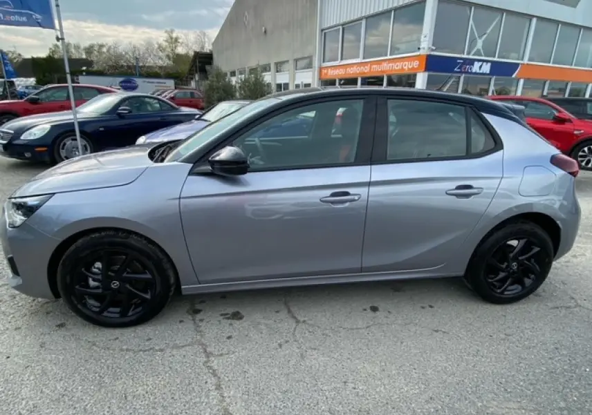 Opel Corsa gris magnetic vue de profil côté gauche avec jantes noires et toit noir contrasté.
