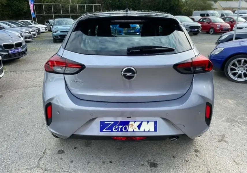 Vue arrière d'une Opel Corsa 2022 gris magnetic avec toit noir et feux arrière LED, stationnée en extérieur.