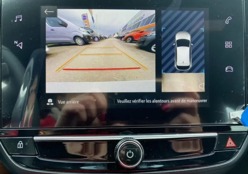 Écran tactile de la caméra de recul de l'Opel Corsa gris Magnetic, affichant l'aide au stationnement arrière.