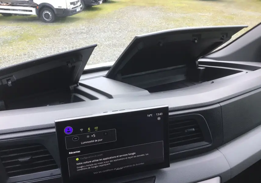 Vue intérieure du tableau de bord du Renault Master blanc 2025, avec rangements ouverts et écran tactile OpenRlink 10 pouces.