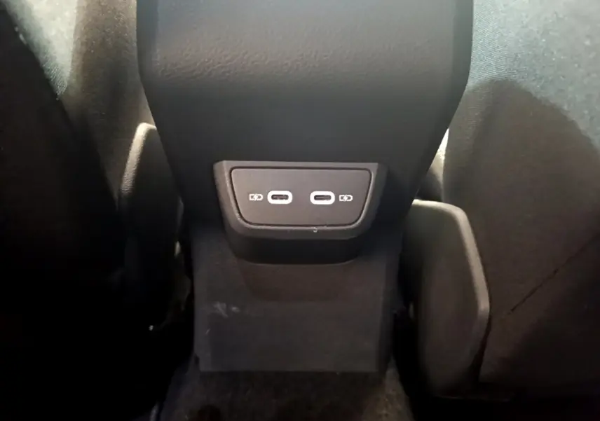 Vue rapprochée des ports USB-C arrière noirs du Volkswagen Taigo 1.5 TSI 150 DSG R-Line 2023.