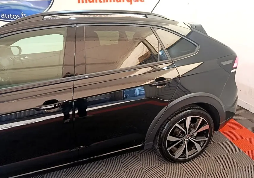 Vue latérale droite du Volkswagen Taigo noir 2023, mettant en valeur les jantes alliage et la ligne de toit dynamique.