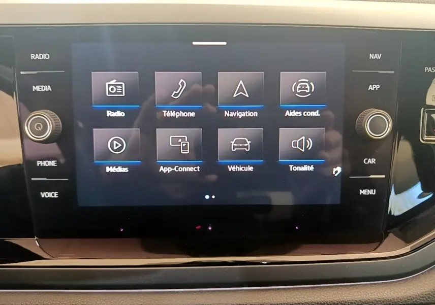 Écran tactile central du tableau de bord du Volkswagen Taigo noir 2023 affichant les options multimédia et navigation.