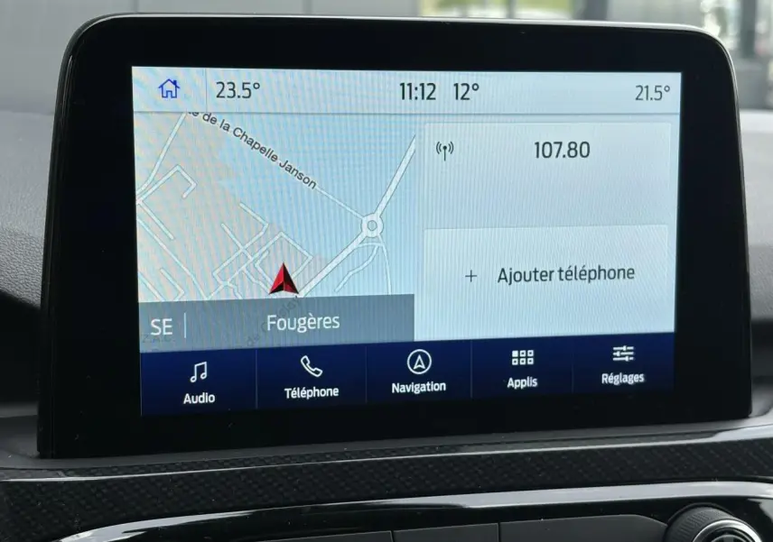 Écran tactile 8 pouces du système SYNC3 du Ford Kuga bleu azur, affichant la navigation et les options multimédias.