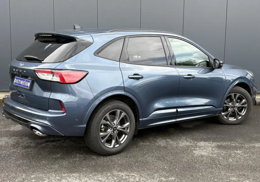 Vue 3/4 arrière droite du Ford Kuga 2.0 EcoBlue bleu azur avec jantes alliage et double sortie d'échappement ST-Line.