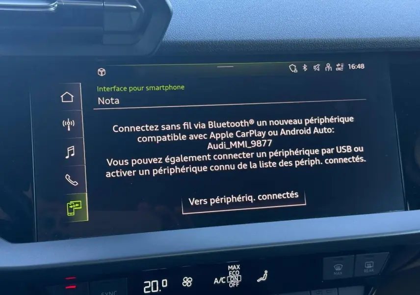 Écran tactile central de l'Audi A3 Sportback 2024 affichant l'interface smartphone avec commandes climatisation en dessous.