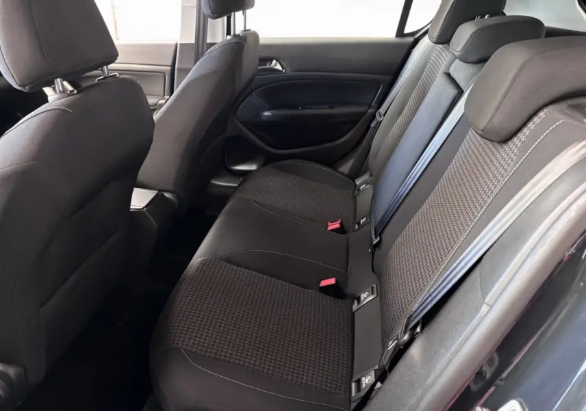 Vue intérieure arrière droite des sièges arrière en tissu gris foncé de la Peugeot 308 Puretech 2019.