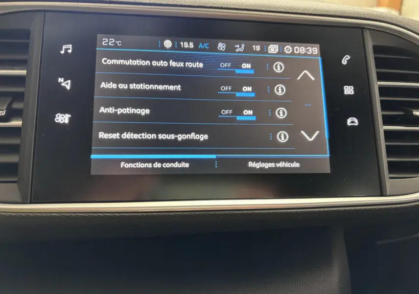 Écran tactile central de la Peugeot 308 gris foncé montrant les réglages d'aide à la conduite et sécurité.