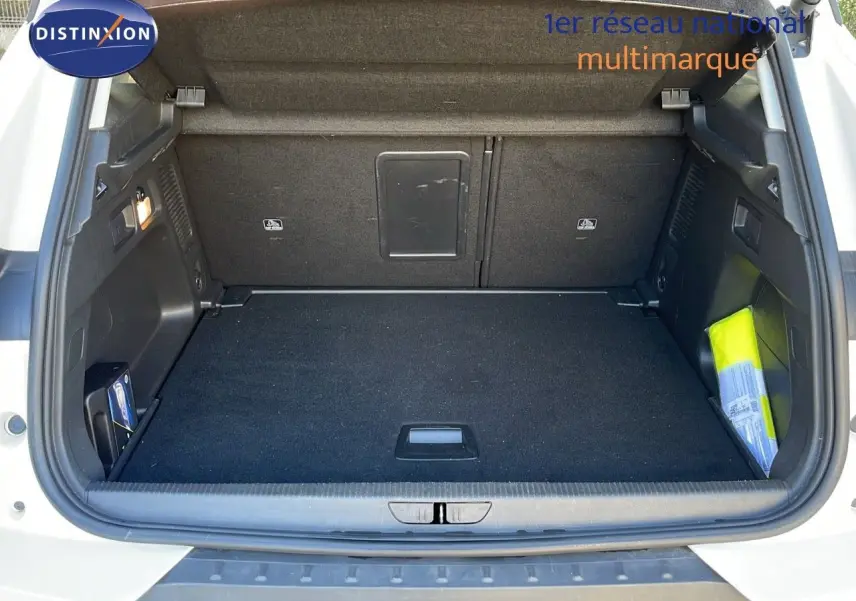 Coffre ouvert d'un Opel Grandland X blanc toit noir, vue arrière montrant un espace de chargement propre et spacieux.