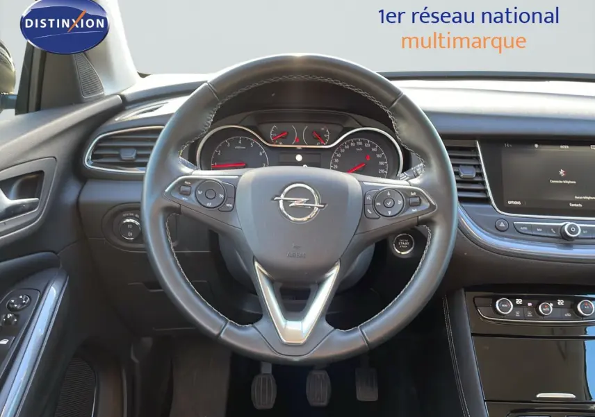 Vue centrée sur le volant en cuir de l'Opel Grandland X 2020, tableau de bord et console centrale visibles.