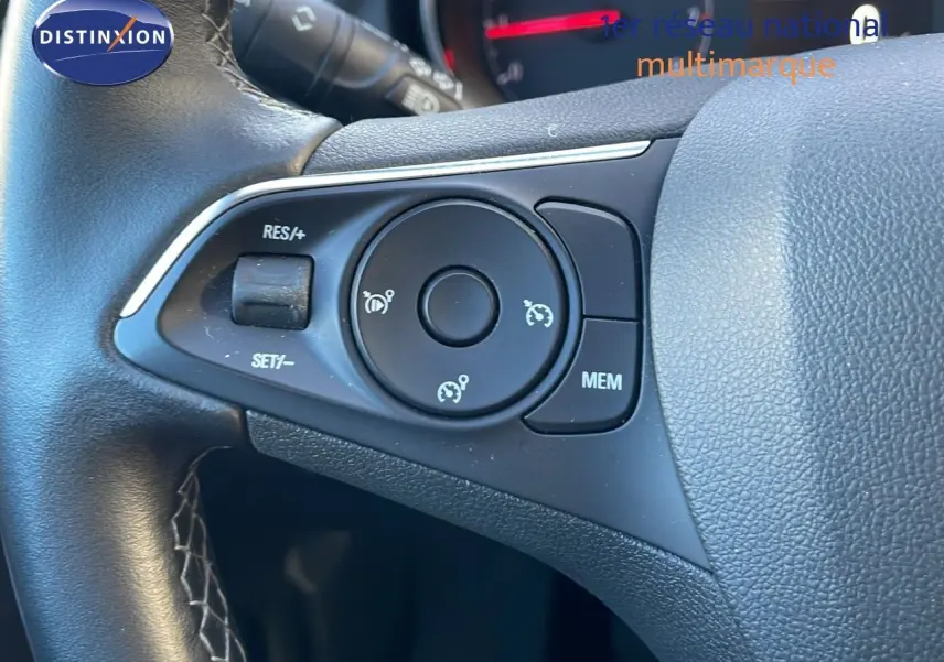 Gros plan sur les commandes de régulateur de vitesse au volant cuir noir de l'Opel Grandland X 2020.