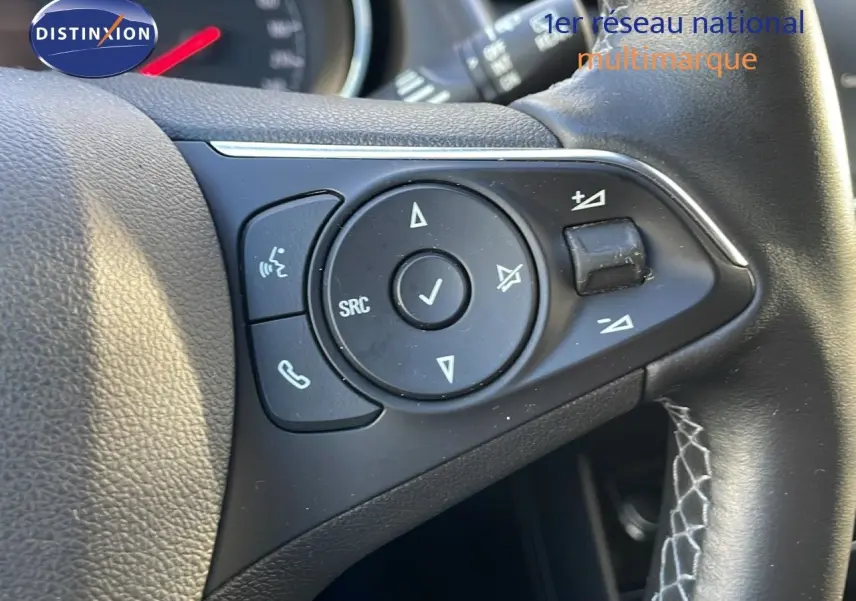 Gros plan sur les commandes du volant en cuir noir de l'Opel Grandland X blanc toit noir, version 2020 diesel.