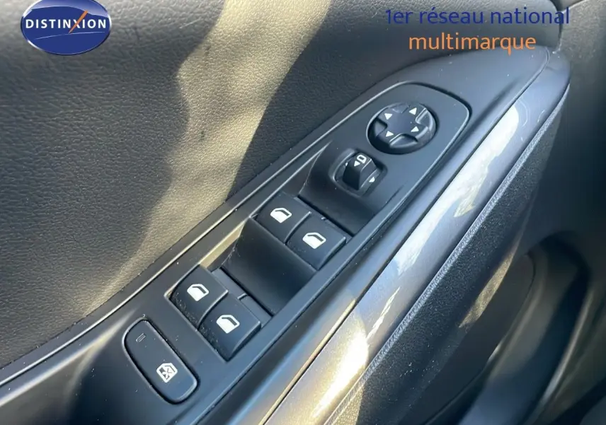 Gros plan sur les commandes des vitres électriques côté conducteur d'un Opel Grandland X 2020 avec intérieur noir.