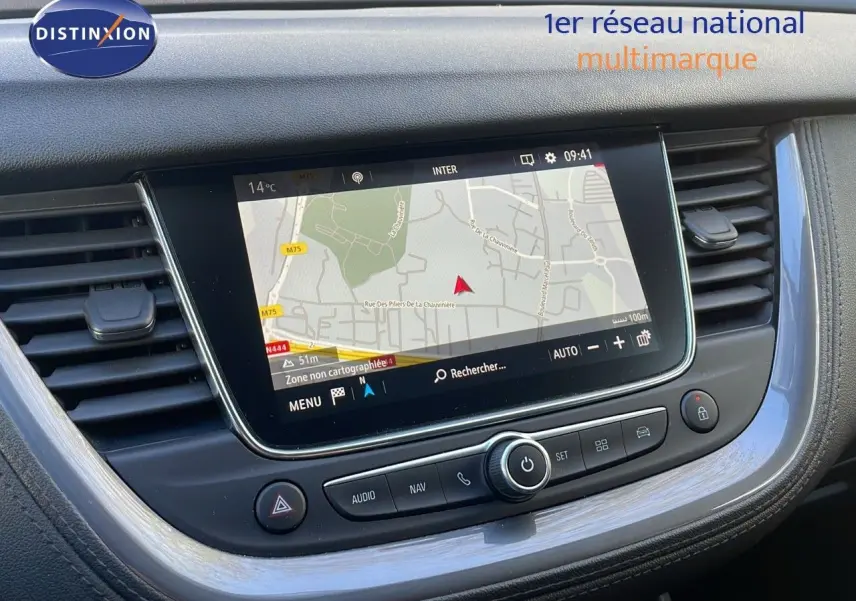 Écran tactile central avec navigation GPS intégré dans le tableau de bord du Opel Grandland X 2020.