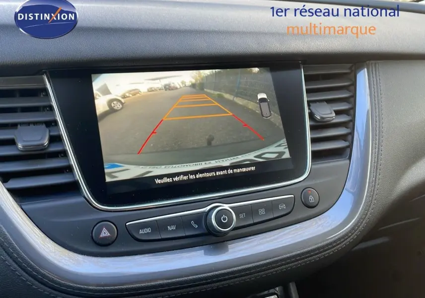 Écran central de l’Opel Grandland X 2020 montrant la caméra de recul avec guidage dynamique sur tableau de bord noir.