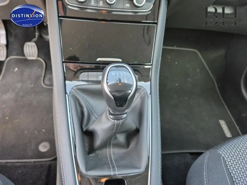 Le levier de vitesse manuel noir du Opel Grandland 1.2 Turbo 130ch Design&Tech vu de dessus avec console brillante.
