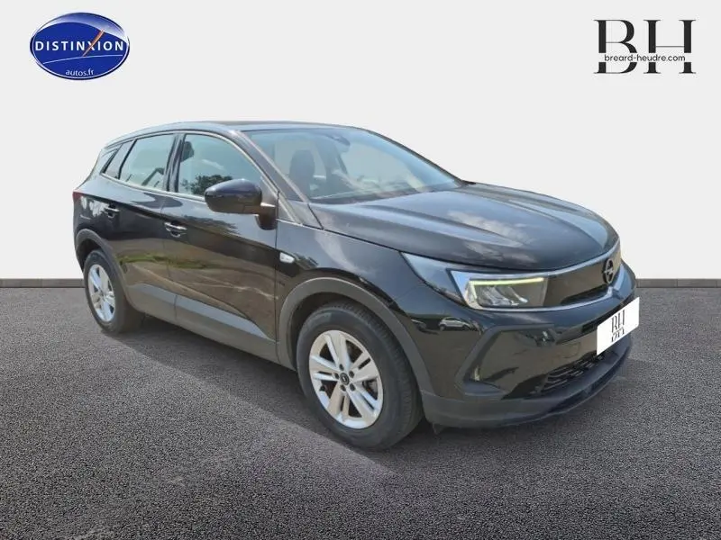 Opel Grandland 2023 noir Karbon métallisé vu en 3/4 avant droit avec jantes alu et phares LED distinctifs.