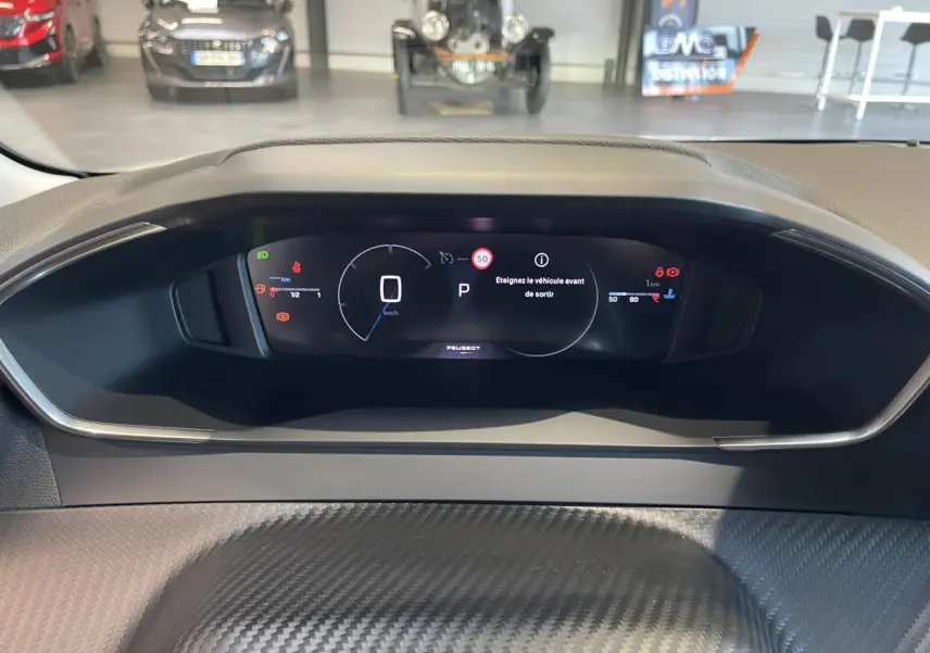 Vue rapprochée du tableau de bord numérique de la Peugeot 208 hybride 2025, affichage moderne et épuré.