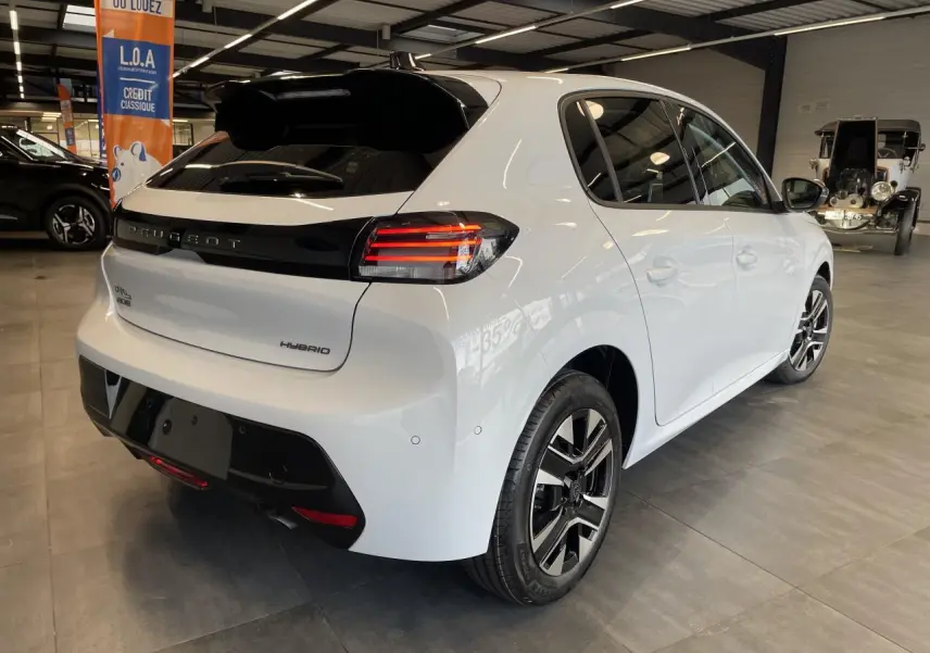Vue 3/4 arrière droite d'une Peugeot 208 hybride blanche Okenite avec bandeau noir brillant entre les feux LED.
