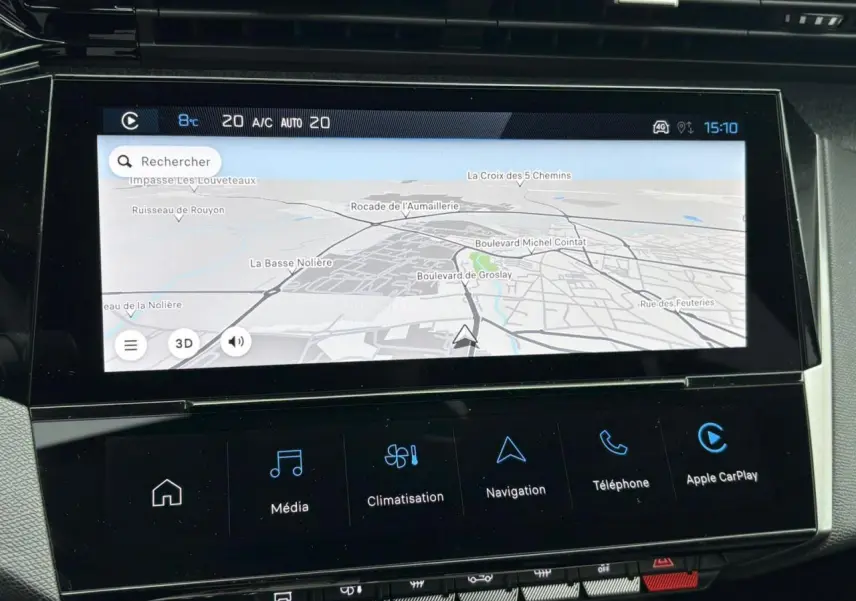 Écran tactile central 10 pouces du Peugeot 308 SW Hybrid 2025 montrant la navigation connectée en mode jour.