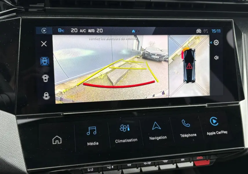 Écran tactile central affichant la caméra 360° avec vue arrière et alerte de proximité sur Peugeot 308 SW bleu cuivre.