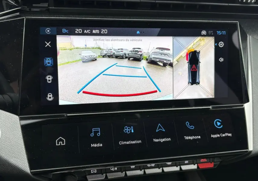 Écran tactile central de la Peugeot 308 SW Hybrid bleu cuivre montrant la caméra 360° en vue arrière et dessus.