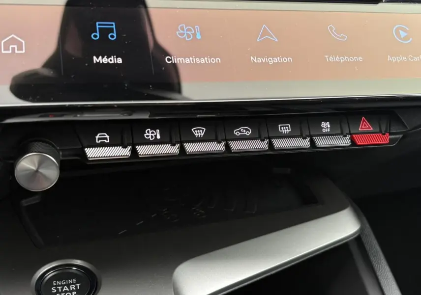 Gros plan sur la console centrale du Peugeot 308 SW Hybrid 2025 avec boutons de commande et écran tactile.