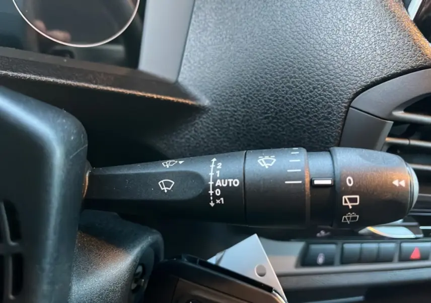 Gros plan sur la commande d'essuie-glace à gauche du volant dans le FIAT Scudo Fourgon noir 2025.