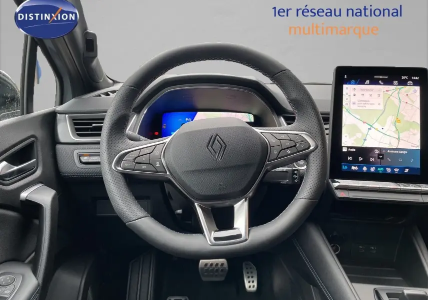 Vue intérieure centrée sur le volant noir perforé et l'écran tactile vertical du Renault Symbioz gris Rafale 2026.