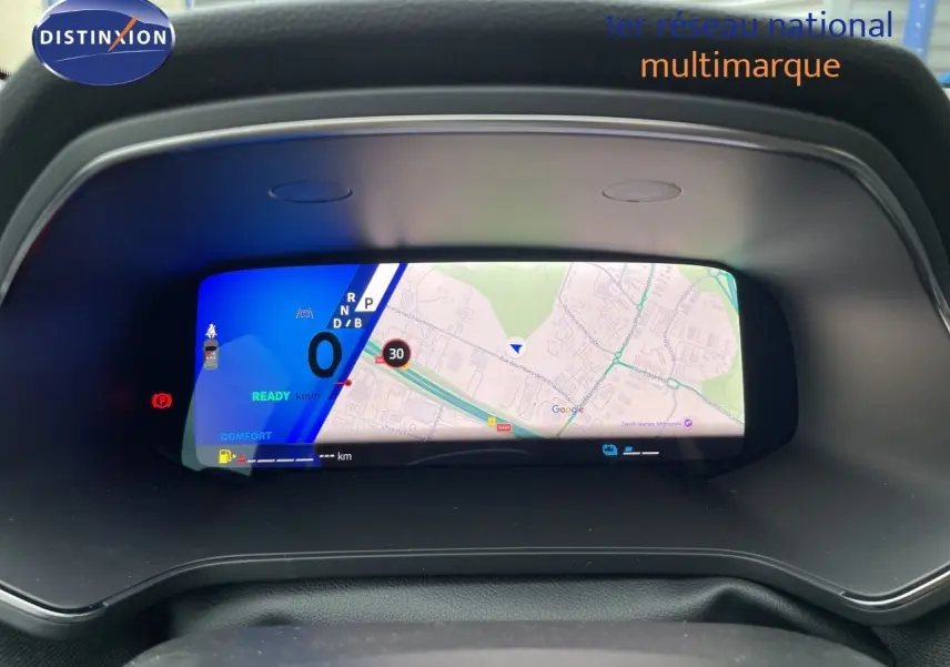 Vue rapprochée du tableau de bord numérique du Renault Symbioz 2026 affichant la navigation et les informations de conduite.