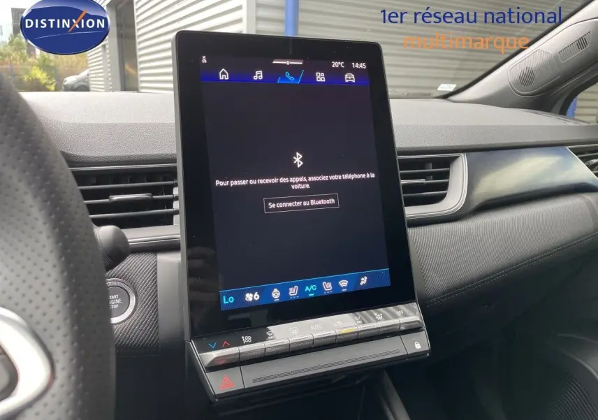 Vue intérieure centrée sur l'écran tactile vertical du tableau de bord du Renault Symbioz gris Rafale 2026.