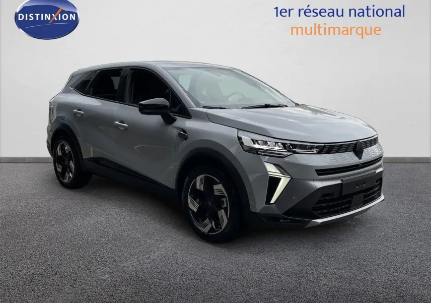 Renault Symbioz gris Rafale métal en 3/4 avant droit, mettant en valeur ses optiques LED et sa calandre moderne.