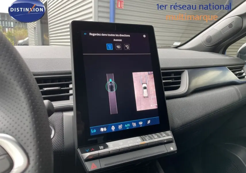 Vue intérieure centrée sur l'écran tactile vertical du tableau de bord du Renault Symbioz gris Rafale Metal, affichant la caméra 360° et les commandes climatiques.